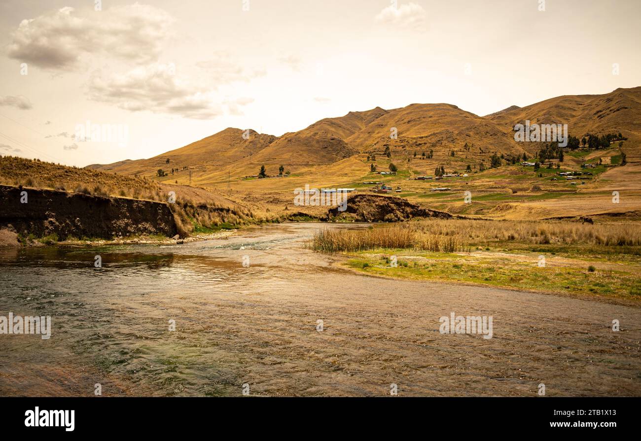 Nahe gelegener Fluss mit malerischer Landschaft im Hintergrund Stockfoto