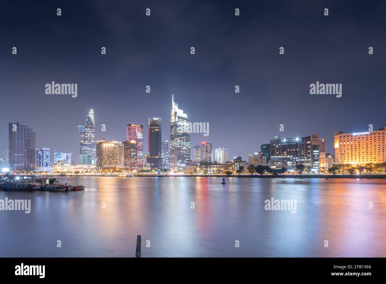 Ho-Chi-Minh-Stadt, Vietnam - 22. November 2023: Blick auf Bitexco-Turm, Gebäude, Straßen, Bason-Brücke und Saigon-Fluss in Ho-Chi-Minh-Stadt - Skyline von Saigon. Stockfoto