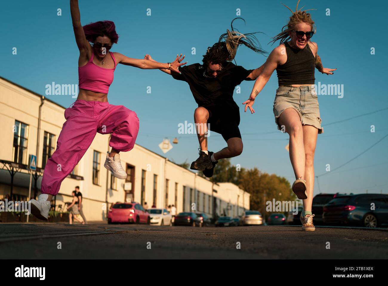 Drei glückliche Freundinnen bei Sonnenuntergang, emotionales Porträt, Freundschaft. Stockfoto