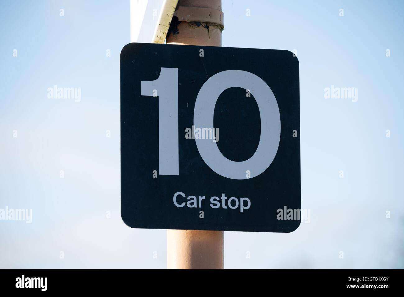 10-Car-Stoppschild, Bahnhof Leamington Spa, Großbritannien Stockfoto