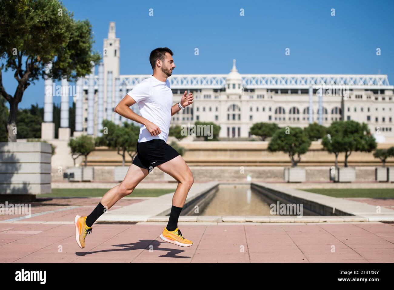 Seitenansicht eines Läufers männlicher Athlet, der Jogging in Barcelona trainiert Stockfoto