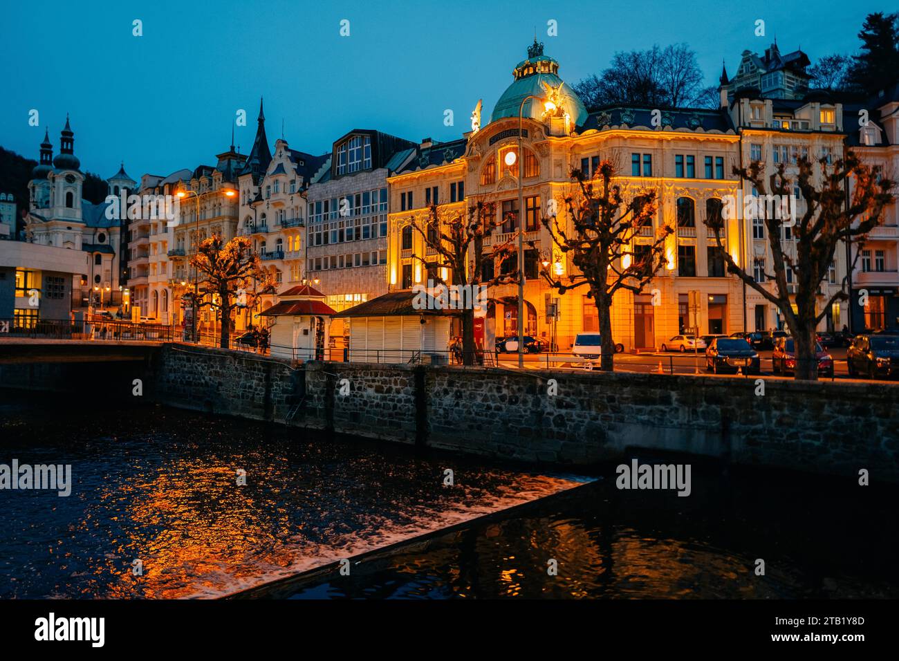 Panoramablick auf Karlsbad im Herbst, farbige Häuser, Abend Stockfoto