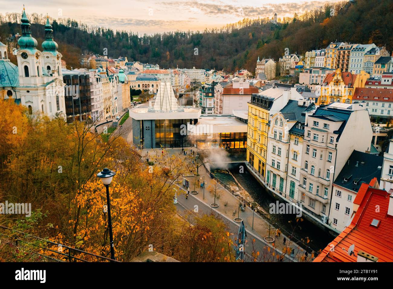 Panoramablick auf Karlsbad im Herbst, farbige Häuser Stockfoto
