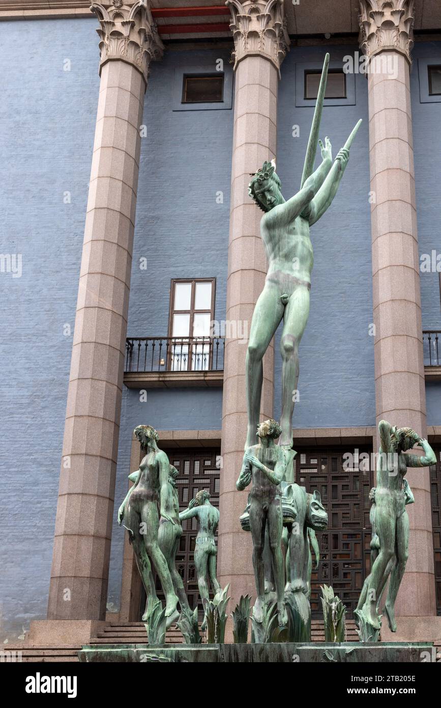 Stockholm, Schweden - 25. Juli 2023: Bronzebrunnen, der Orfeus-brunnen von Carl Milles vor dem Eingang zur Stockholmer Konzerthalle Stockfoto