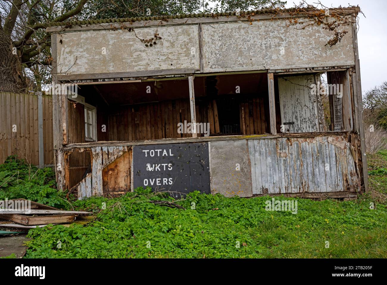 Der heruntergekommene Cricket-Pavillon Bawdsey Suffolk Stockfoto