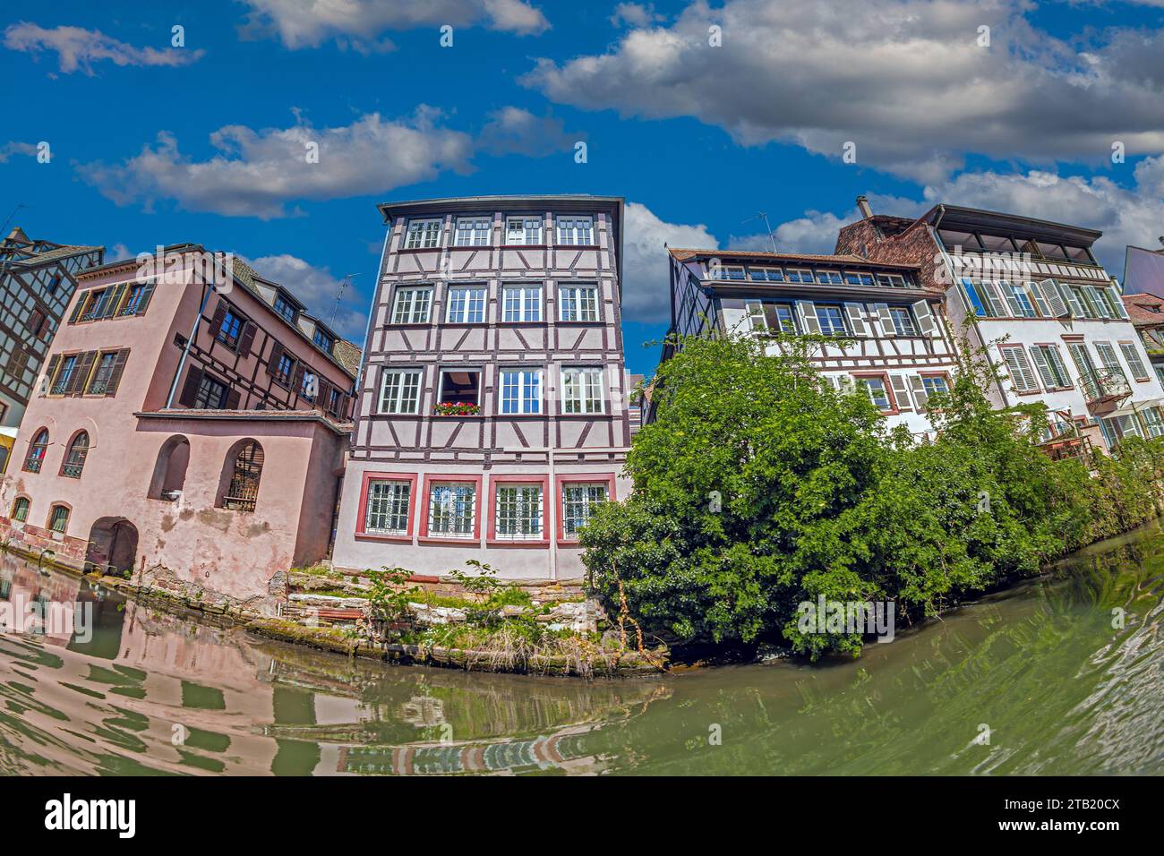 Gebäude in typisch elsässischer mittelalterlicher Architektur entlang des Canal du Faux-Rempart. Straßburg, Elsass, Frankreich Stockfoto