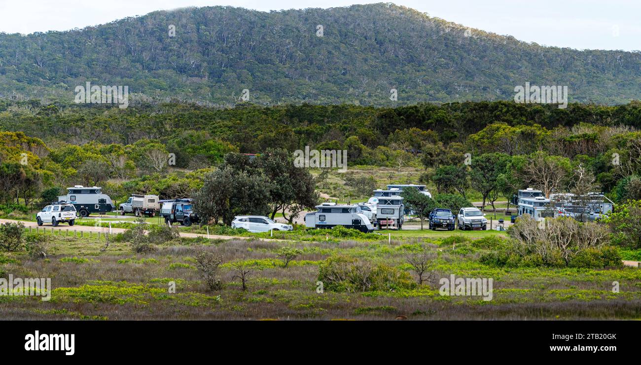 Caravans und Camper auf dem Lake Arragan Campingplatz, Red Cliffs, Yuraygir National Park NSW Stockfoto