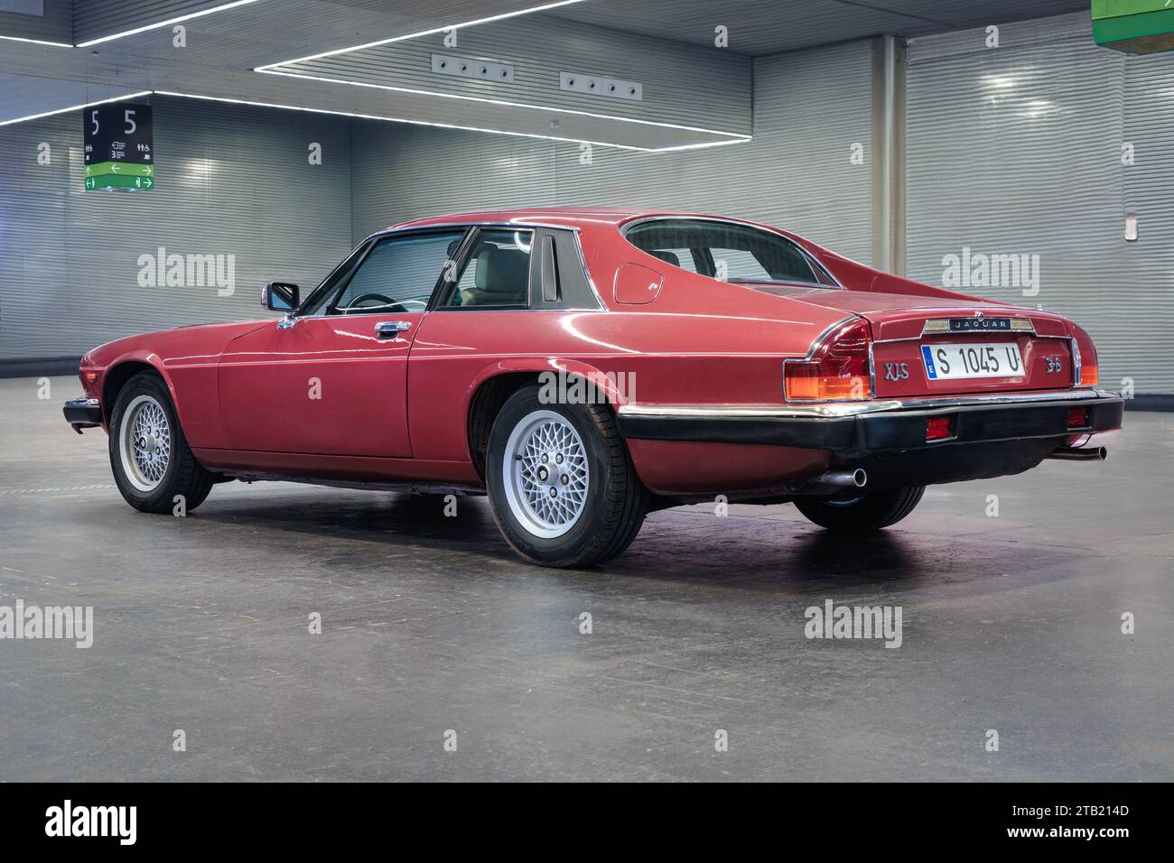BILBAO, SPANIEN, 11. NOVEMBER 2023: Jaguar XJ-S (XJS) 3,6 (HE), Rückansicht Stockfoto