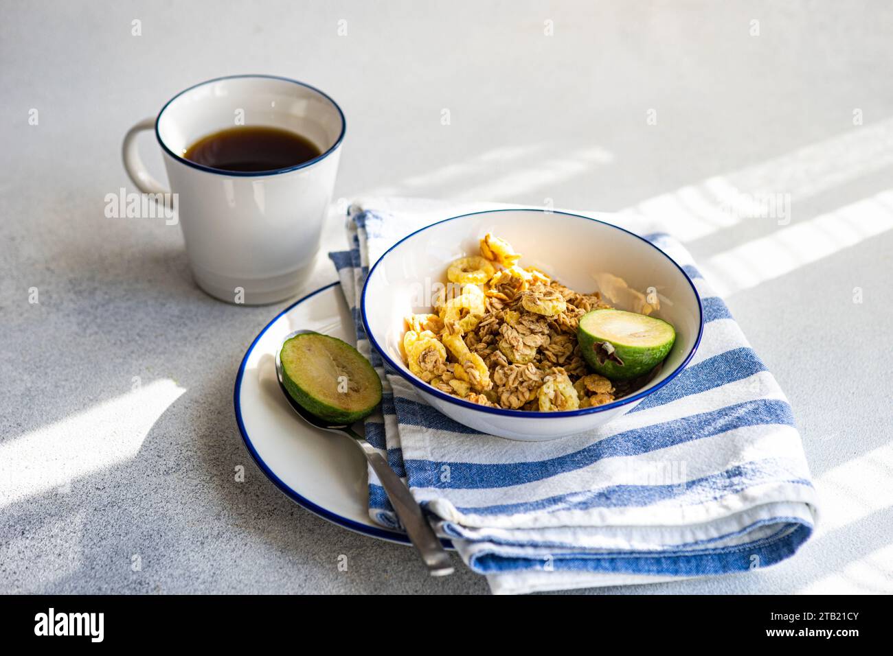 Gesundes Frühstückskonzept mit Haferflocken Stockfoto