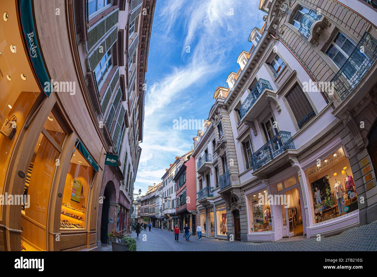 STRASSBURG, ELSASS, FRANKREICH - 4. MAI 2023: Rue des Juifs, eine Einkaufsstraße in der Altstadt und im historischen Zentrum, mit typisch mittelalterlichem elsässischem Archit Stockfoto