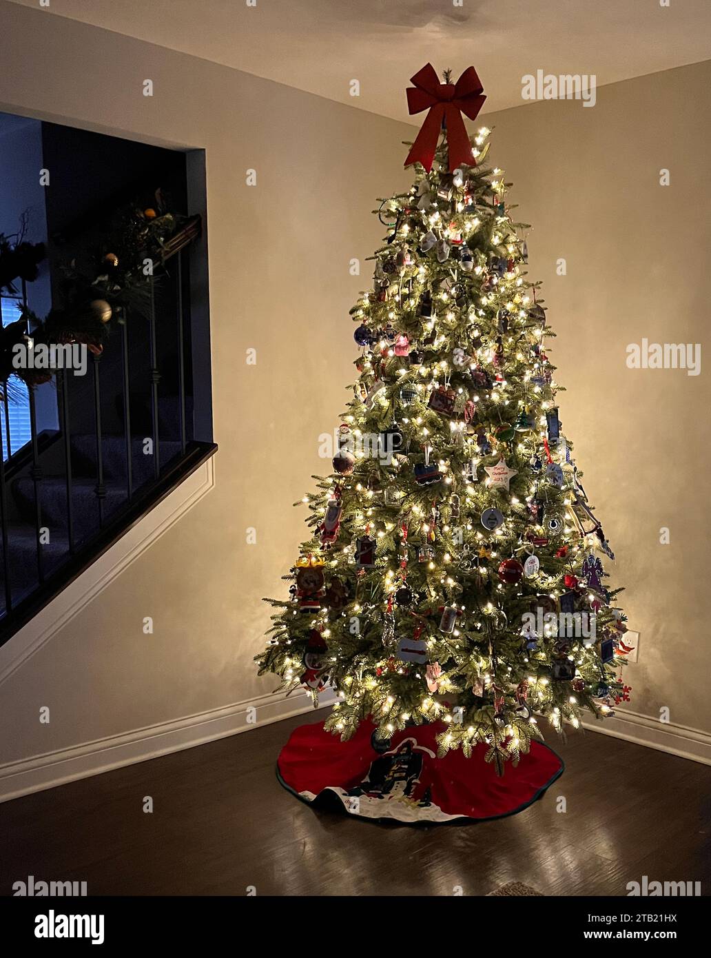 Das Leuchten eines weihnachtsbaums in deinem Haus Stockfoto