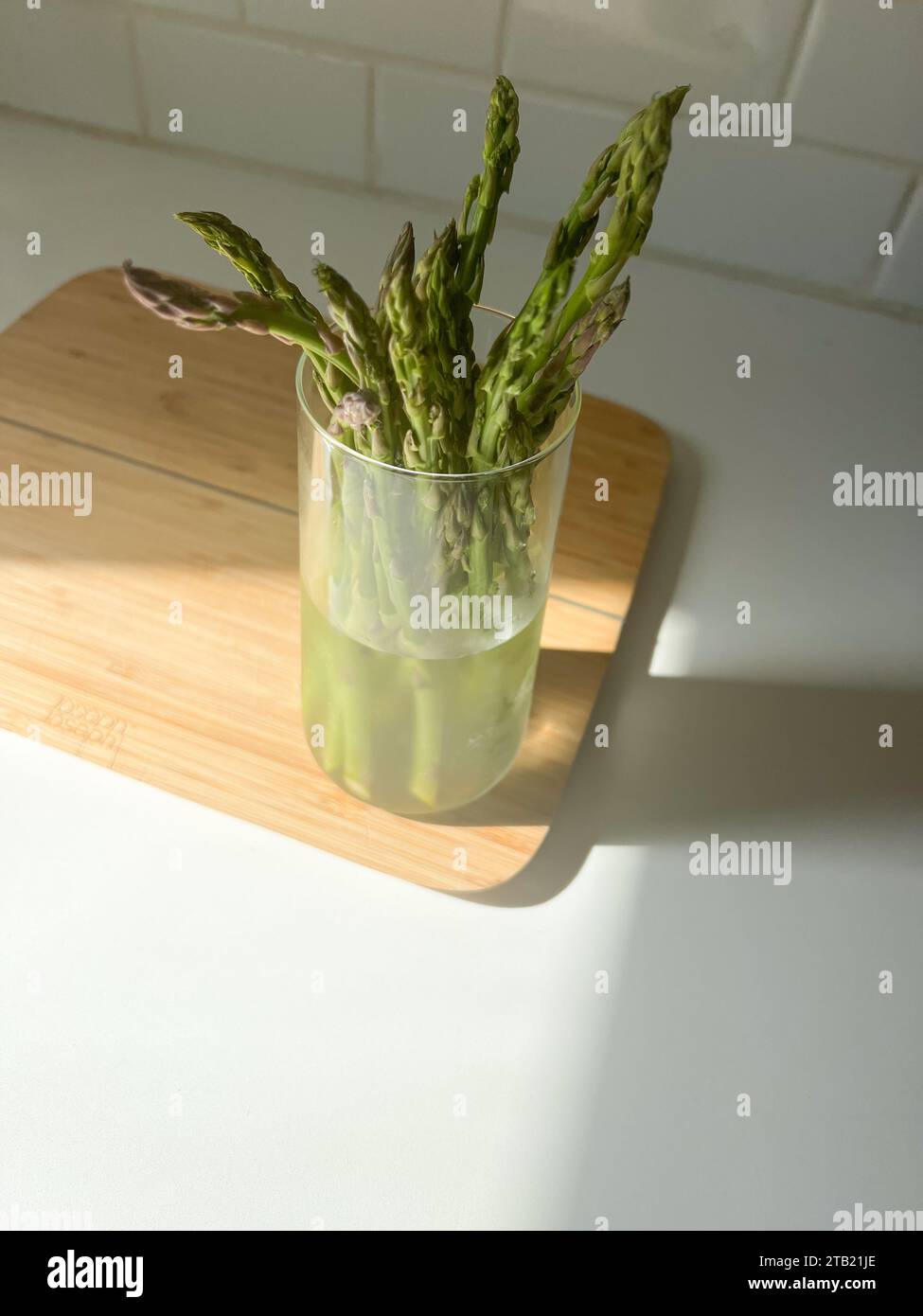 Frischer Spargel in einer sonnigen Küche Stockfoto