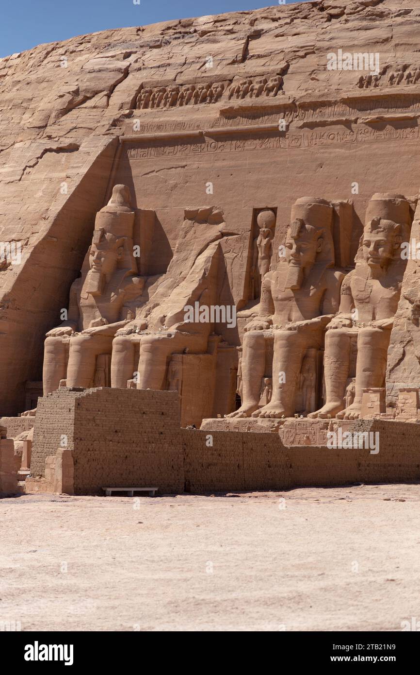 Riesige Statuen des Großen Tempels von Ramses II., Abu Simbel Stockfoto