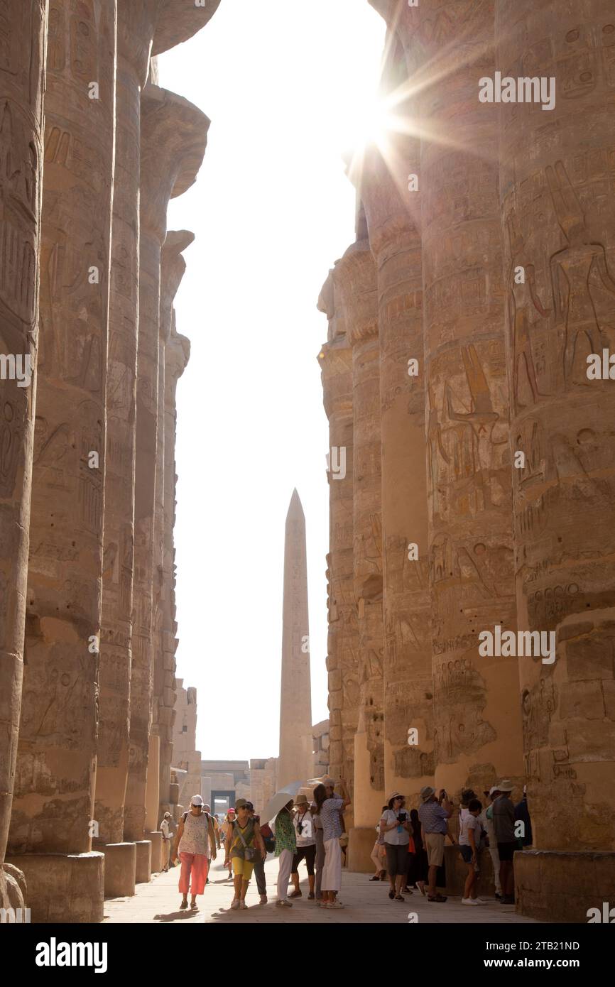 Touristen erkunden die Hypostyle Hall am Karnak Tempel Stockfoto