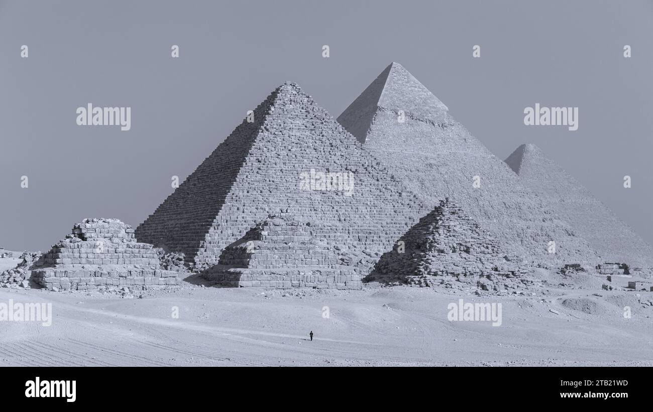 Ein Mann, der an den Pydamiden von Gyza, Kairo, vorbeiläuft Stockfoto
