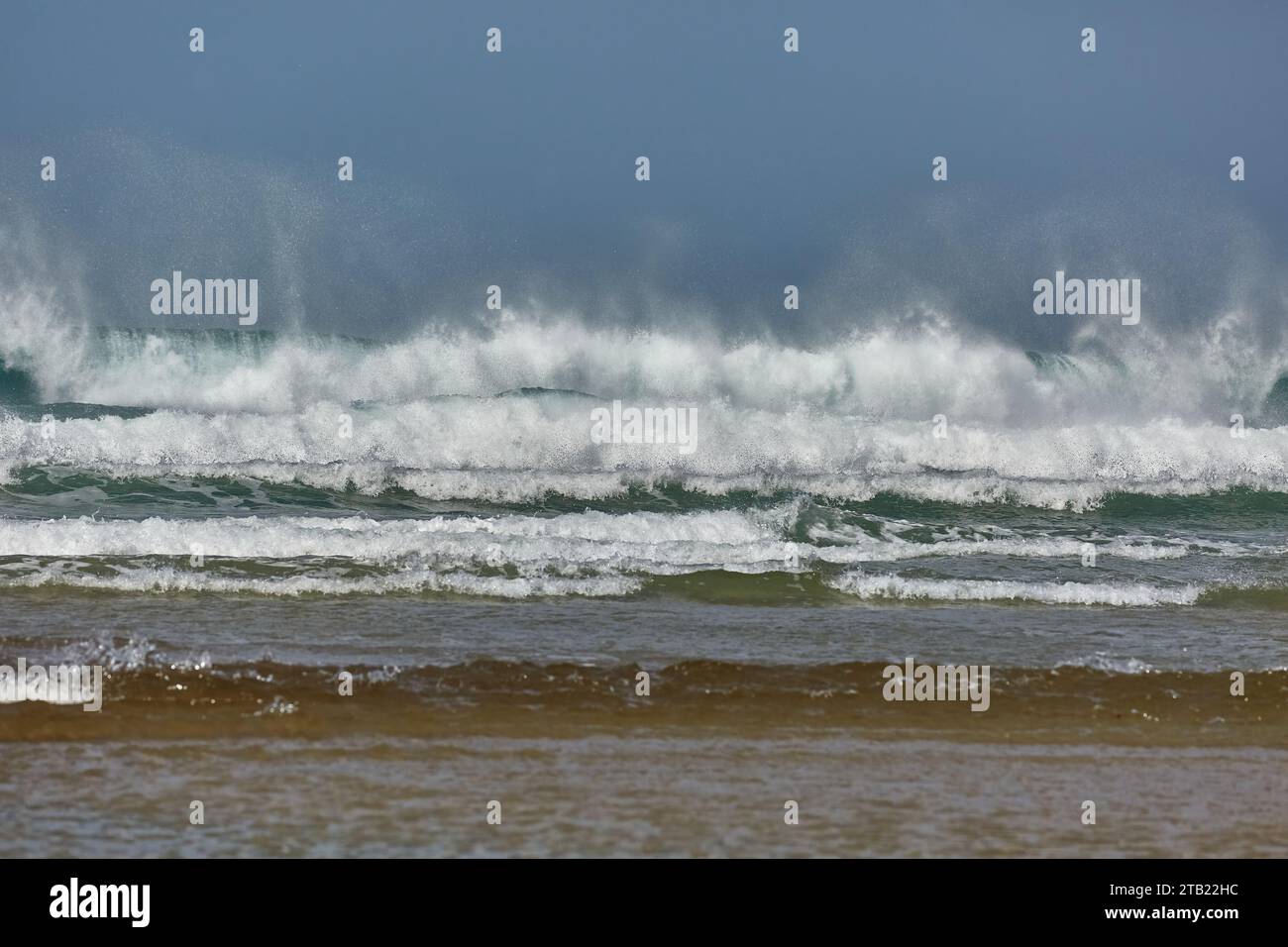 Stürmische Wellen brechen Stockfoto