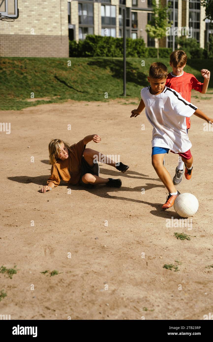 Teenager spielen Fußball im Garten. Stockfoto
