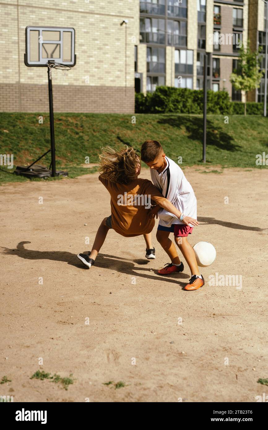 Teenager spielen Fußball im Garten. Stockfoto