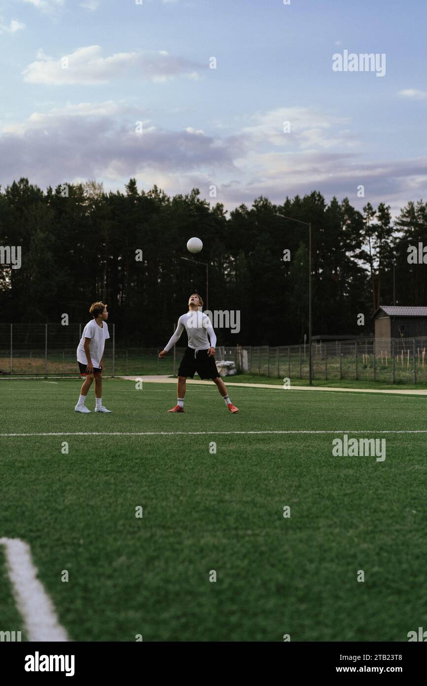 Teenager spielen Fußball auf dem Schulfußballfeld. Stockfoto