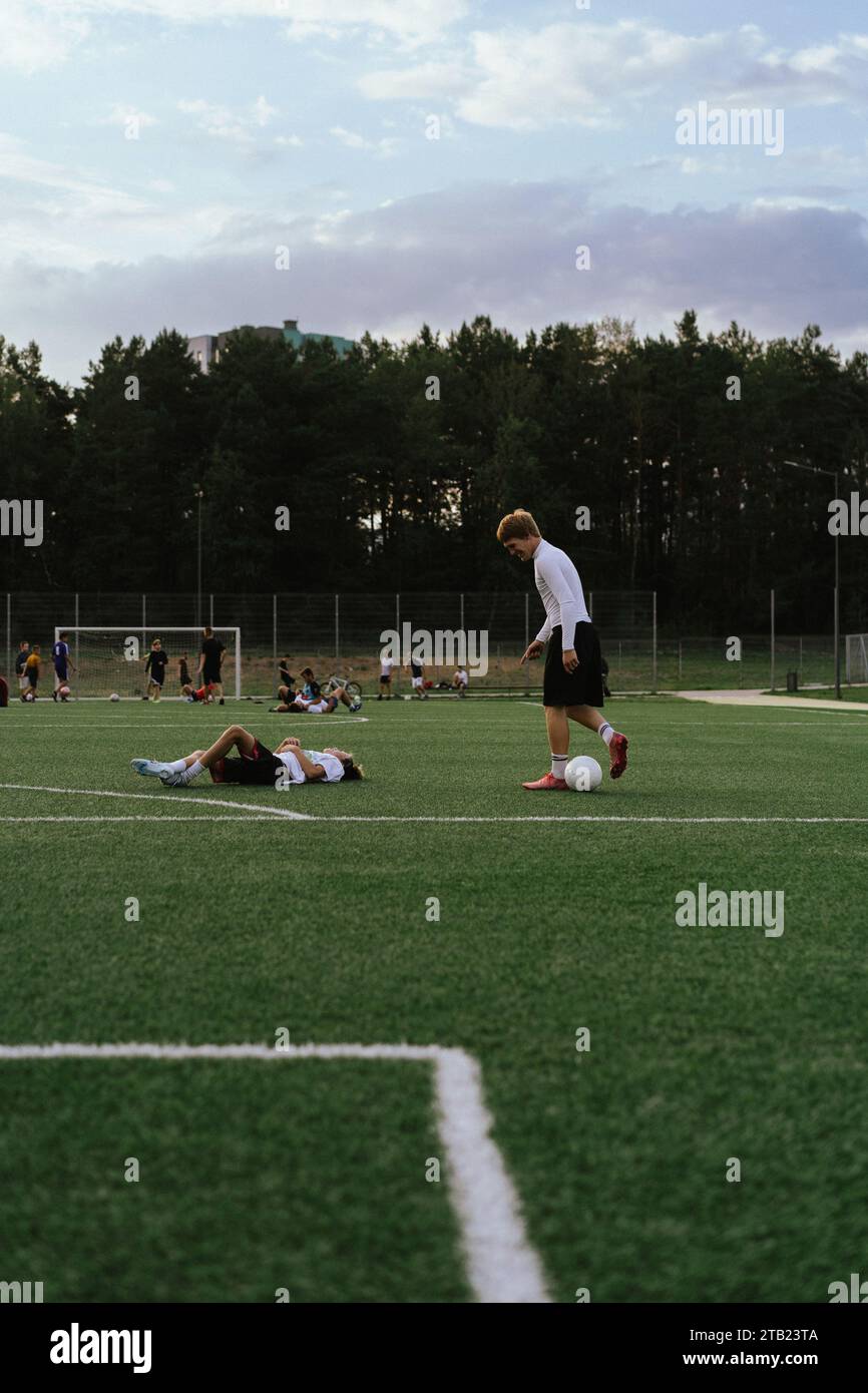 Teenager spielen Fußball auf dem Schulfußballfeld. Stockfoto