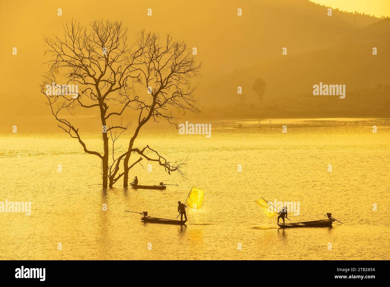 Angeln im Nam Ka See, Buon Me Thuot, Vietnam Stockfoto