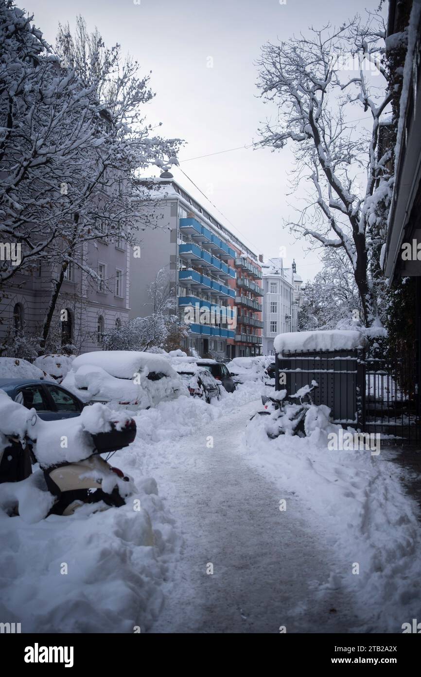 Am 4. Dezember 2023 lockerte sich die Situation in München nach dem Wintereinbruch am Wochenende, als der Flugverkehr, der nah- und Fernverkehr sowie ein Großteil des öffentlichen Verkehrs eingestellt wurden. Dennoch gibt es immer noch Verzögerungen und Stornierungen. Es gibt immer noch viel Schnee und Eis auf den Straßen und Gehwegen. (Foto: Alexander Pohl/SIPA USA) Stockfoto