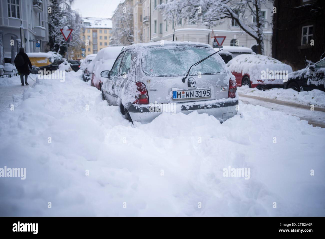 Am 4. Dezember 2023 lockerte sich die Situation in München nach dem Wintereinbruch am Wochenende, als der Flugverkehr, der nah- und Fernverkehr sowie ein Großteil des öffentlichen Verkehrs eingestellt wurden. Dennoch gibt es immer noch Verzögerungen und Stornierungen. Es gibt immer noch viel Schnee und Eis auf den Straßen und Gehwegen. (Foto: Alexander Pohl/SIPA USA) Stockfoto