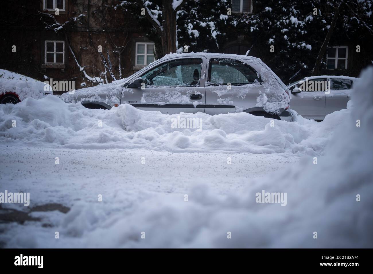 Am 4. Dezember 2023 lockerte sich die Situation in München nach dem Wintereinbruch am Wochenende, als der Flugverkehr, der nah- und Fernverkehr sowie ein Großteil des öffentlichen Verkehrs eingestellt wurden. Dennoch gibt es immer noch Verzögerungen und Stornierungen. Es gibt immer noch viel Schnee und Eis auf den Straßen und Gehwegen. (Foto: Alexander Pohl/SIPA USA) Stockfoto