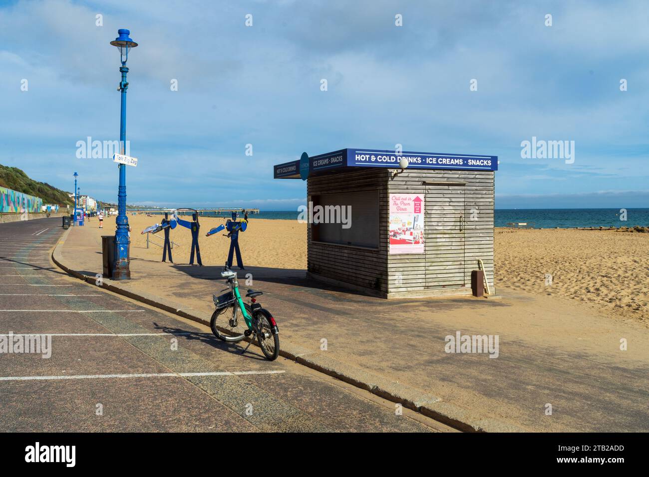 Undercliff Drive, Bournemouth, Großbritannien - 11. September 2023: Kiosk am East Beach zwischen Straße und Meer. Stockfoto