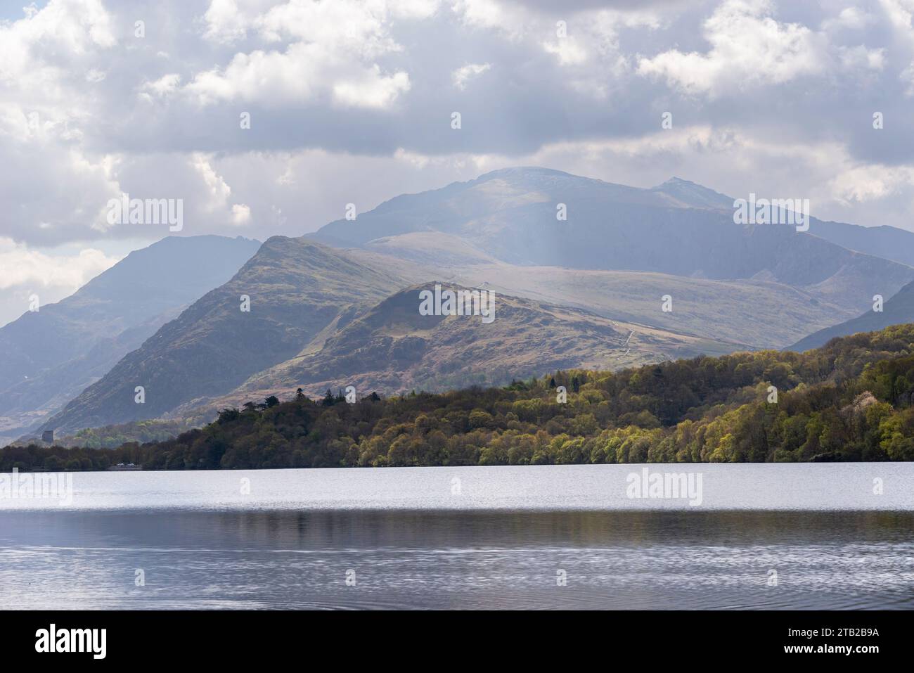 Llyn Padarn in Llanberis mit Blick auf die Berge, einschließlich Yr Wyddfa im Snowdonia-Nationalpark, Nordwales. Stockfoto