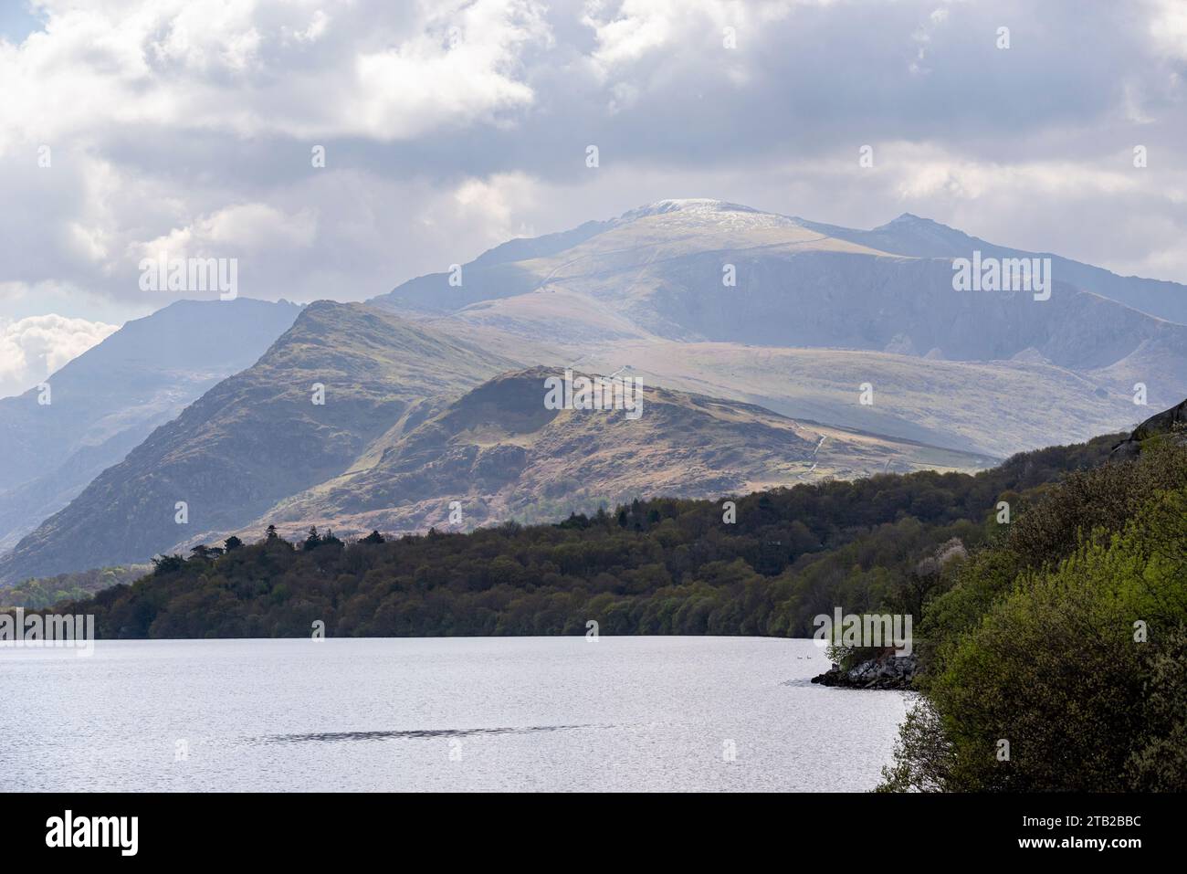 Llyn Padarn in Llanberis mit Blick auf die Berge, einschließlich Yr Wyddfa im Snowdonia-Nationalpark, Nordwales. Stockfoto