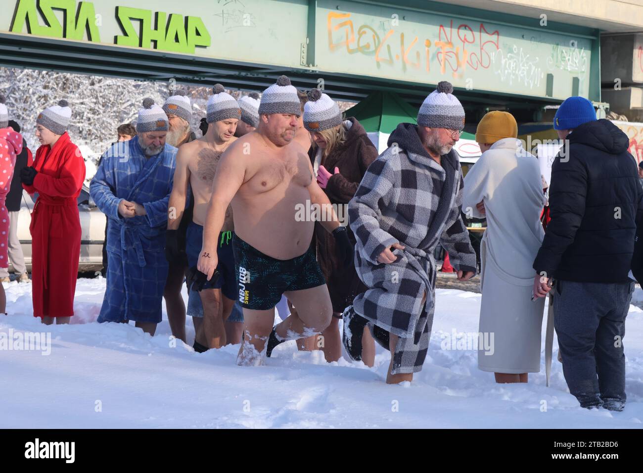 Der vierte Erholungstauchgang der Winter (Eis) Schwimmer während der Benefizveranstaltung PonoRoska, für Menschen mit Multipler Sklerose in Fluss Malse in C Stockfoto