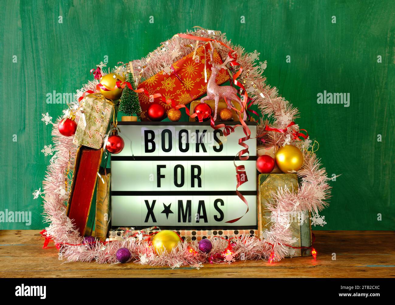 Bücher als weihnachtsgeschenk, Geschenk, Lesen, Literatur, Wissen, Bildung, Saison, weihnachtskugeln, Dekoration und Schilderbücher für Weihnachten Stockfoto
