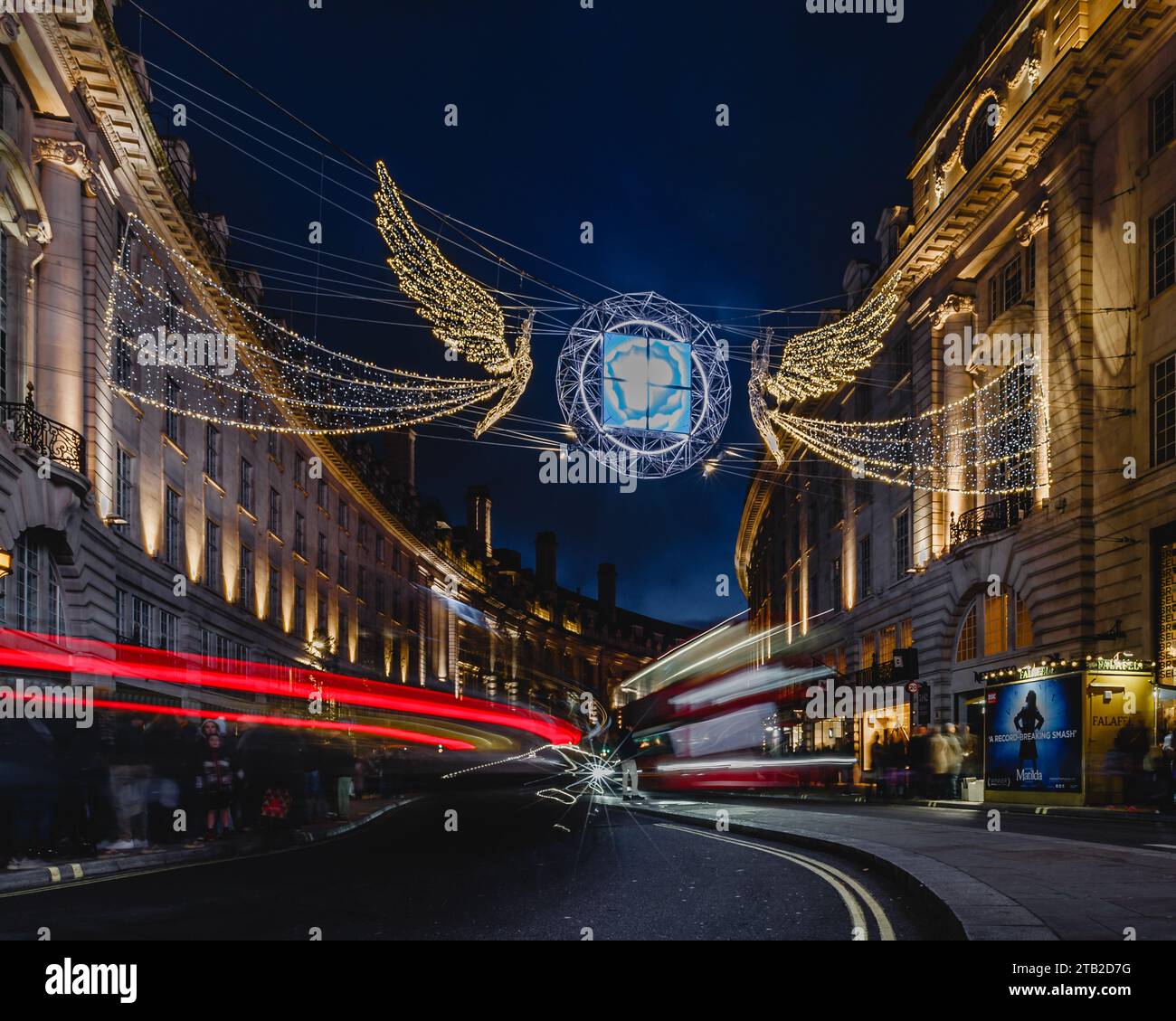 Eine lange Exposition des Verkehrs in einem Teil der Regent Street, wo die weihnachtsbeleuchtung nicht funktionierte. Stockfoto