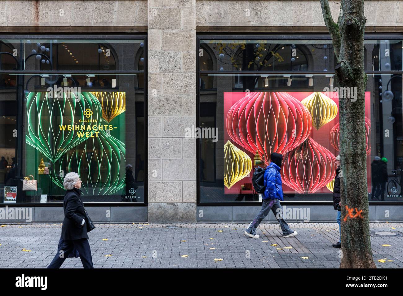 Weihnachtlich dekorierte Schaufenster des Kaufhauses Galeria Kaufhof an der Hohen Straße/Schildergasse, Köln, Deutschland. ###NUR REDAKTIONELLE VERWENDUNG### MIT Stockfoto