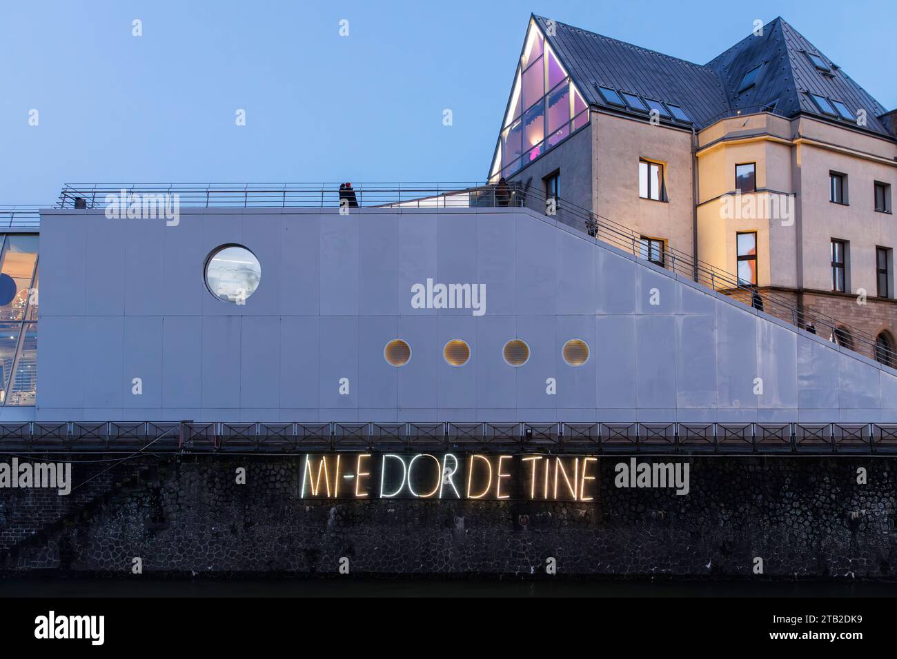 Die Lichttextinstallation „MI-E DOR DE TINE“ (I Miss You) von Adrian Balan und Caralux Bukarest im Schokoladenmuseum im Rheinauer Hafen, Köln, Stockfoto