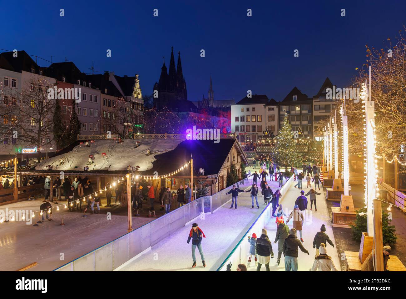 Eislaufbahn auf dem Weihnachtsmarkt am Heumarkt in der historischen Stadt, Blick auf den Dom, Köln, Deutschland. Eislaufbahn auf dem Weihnachts Stockfoto