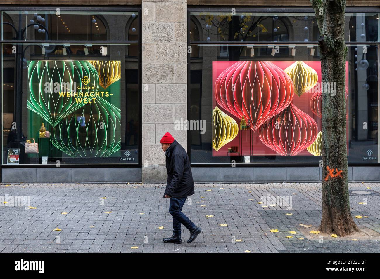 Weihnachtlich dekorierte Schaufenster des Kaufhauses Galeria Kaufhof an der Hohen Straße/Schildergasse, Köln, Deutschland. ###NUR REDAKTIONELLE VERWENDUNG### MIT Stockfoto