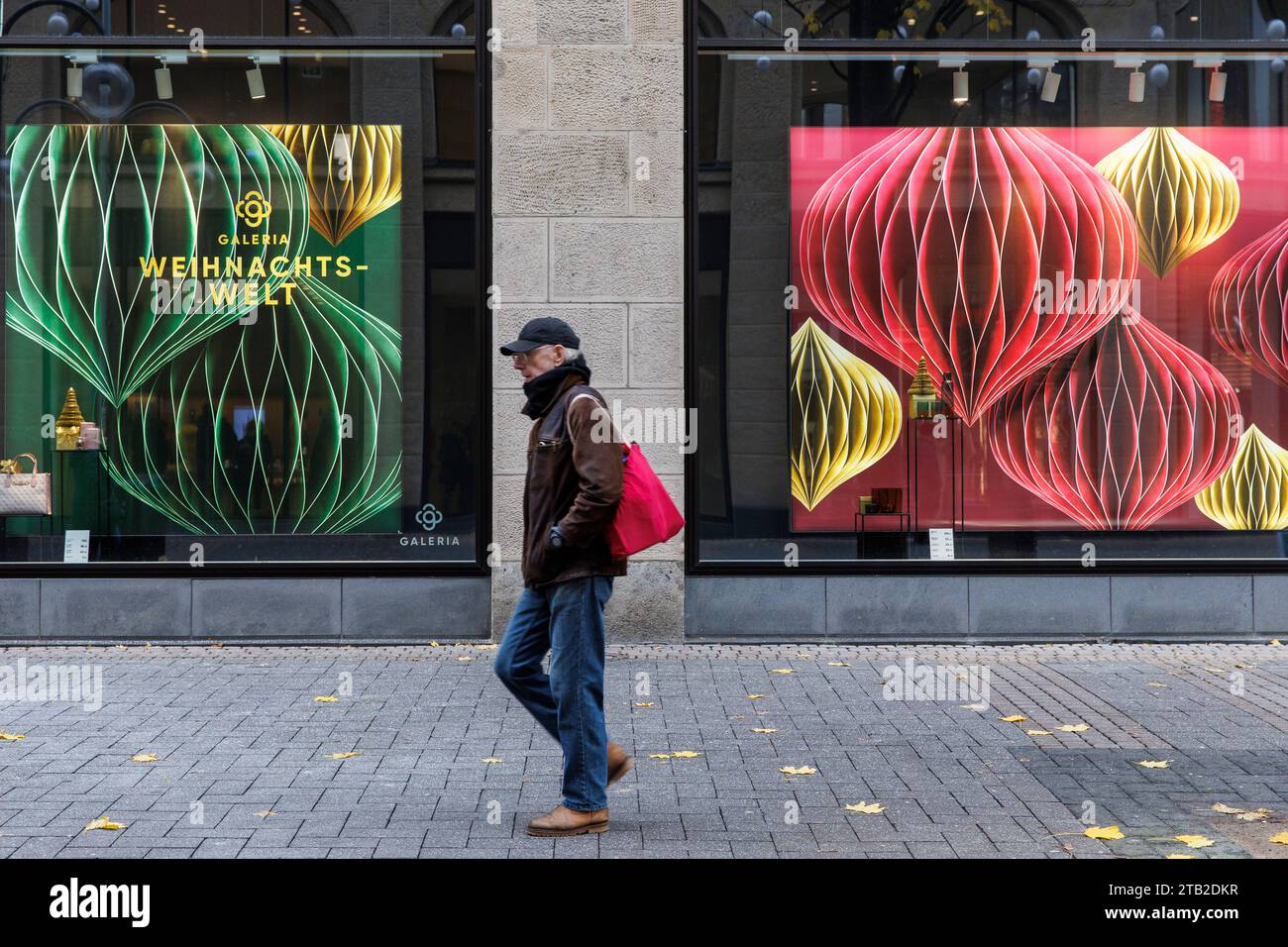 Weihnachtlich dekorierte Schaufenster des Kaufhauses Galeria Kaufhof an der Hohen Straße/Schildergasse, Köln, Deutschland. ###NUR REDAKTIONELLE VERWENDUNG### MIT Stockfoto