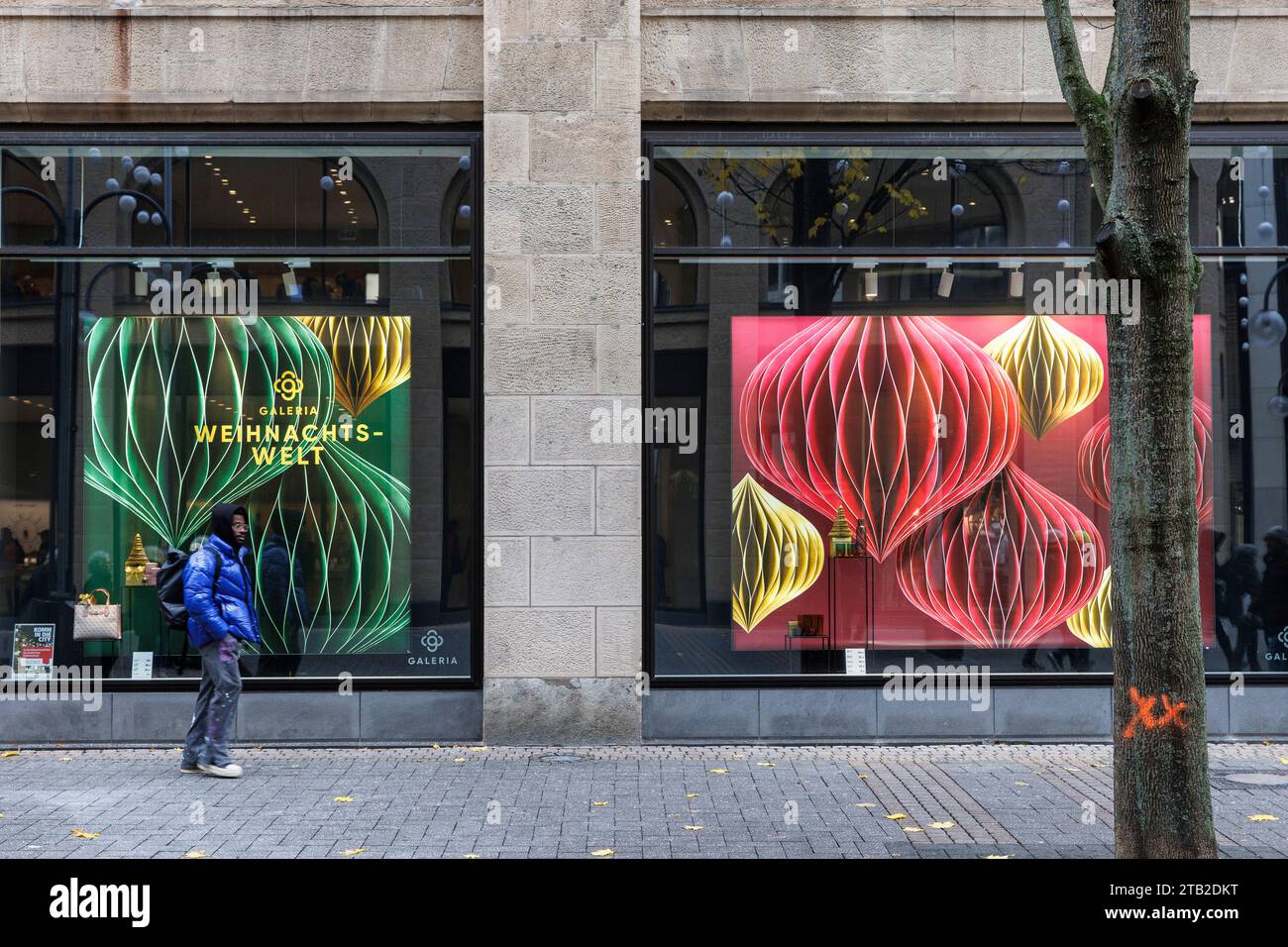 Weihnachtlich dekorierte Schaufenster des Kaufhauses Galeria Kaufhof an der Hohen Straße/Schildergasse, Köln, Deutschland. ###NUR REDAKTIONELLE VERWENDUNG### MIT Stockfoto