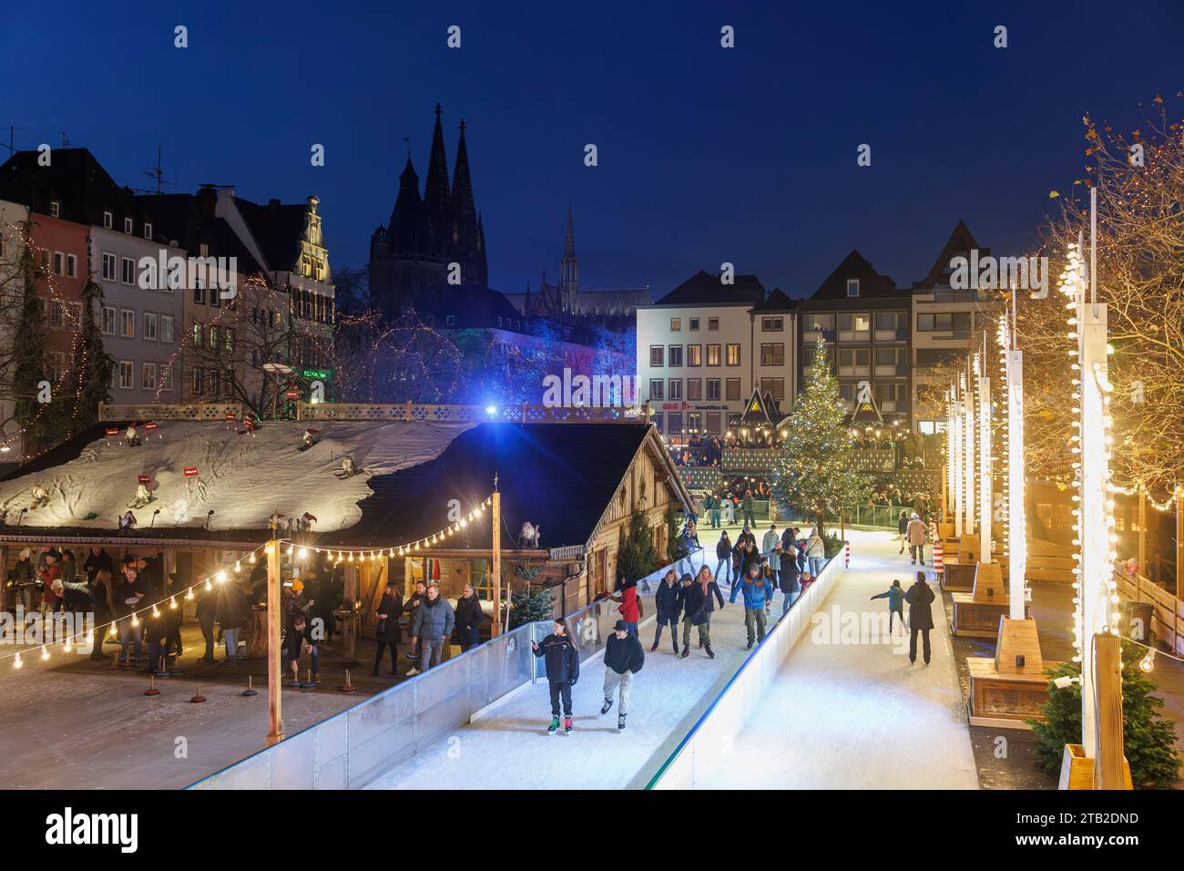 Eislaufbahn auf dem Weihnachtsmarkt am Heumarkt in der historischen Stadt, Blick auf den Dom, Köln, Deutschland. Eislaufbahn auf dem Weihnachts Stockfoto