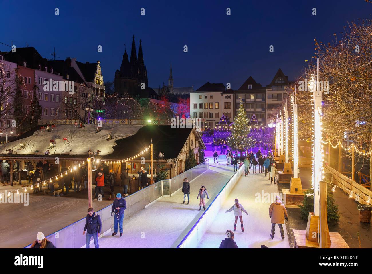 Eislaufbahn auf dem Weihnachtsmarkt am Heumarkt in der historischen Stadt, Blick auf den Dom