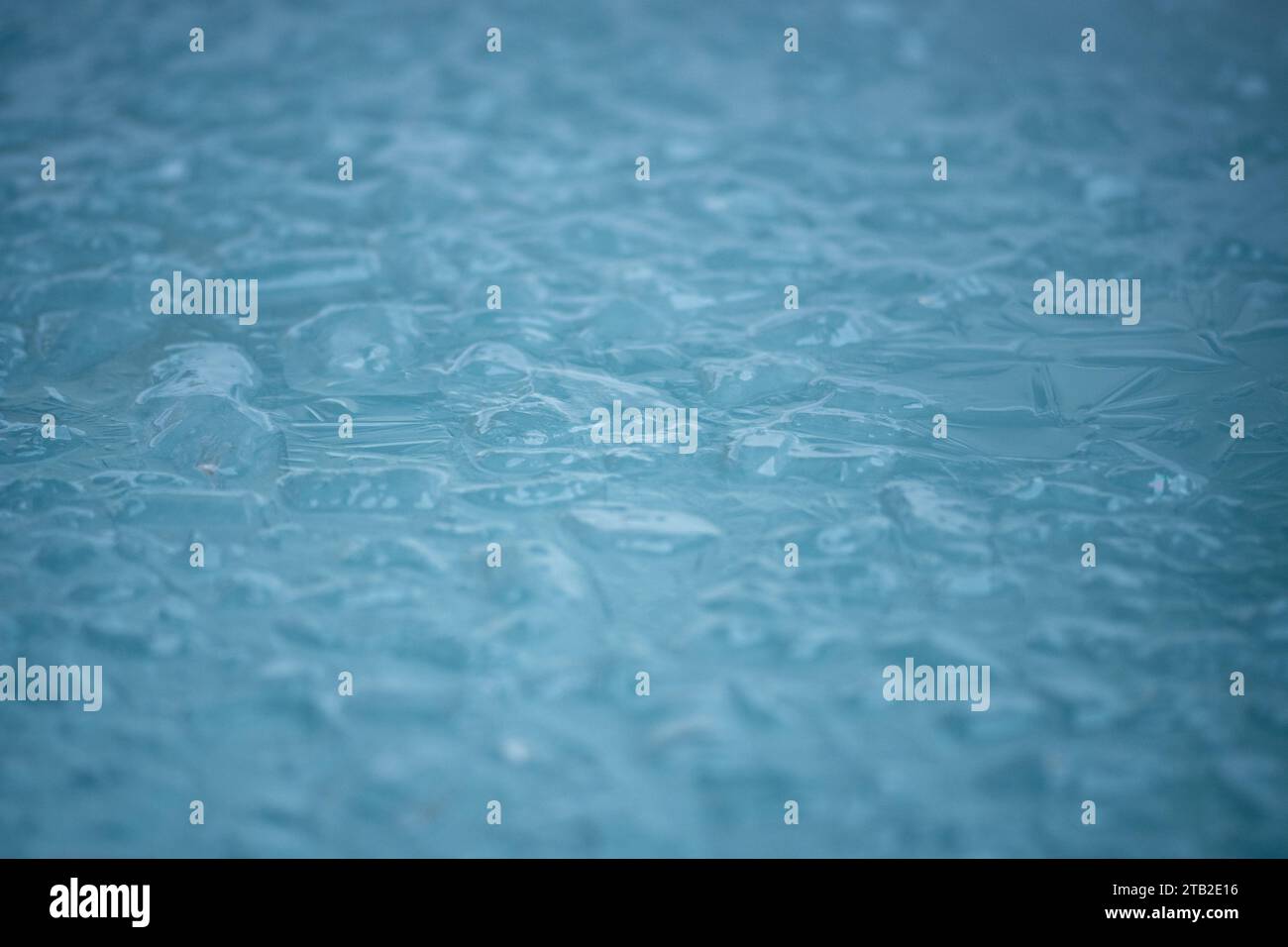 Kaltes Wasser und Eiswürfel schmelzen im Hintergrund. Globale Erwärmung oder Klimaschutzkonzept. Wim Hof Methode, Kältetherapie, Atemtechniken, Yoga Stockfoto
