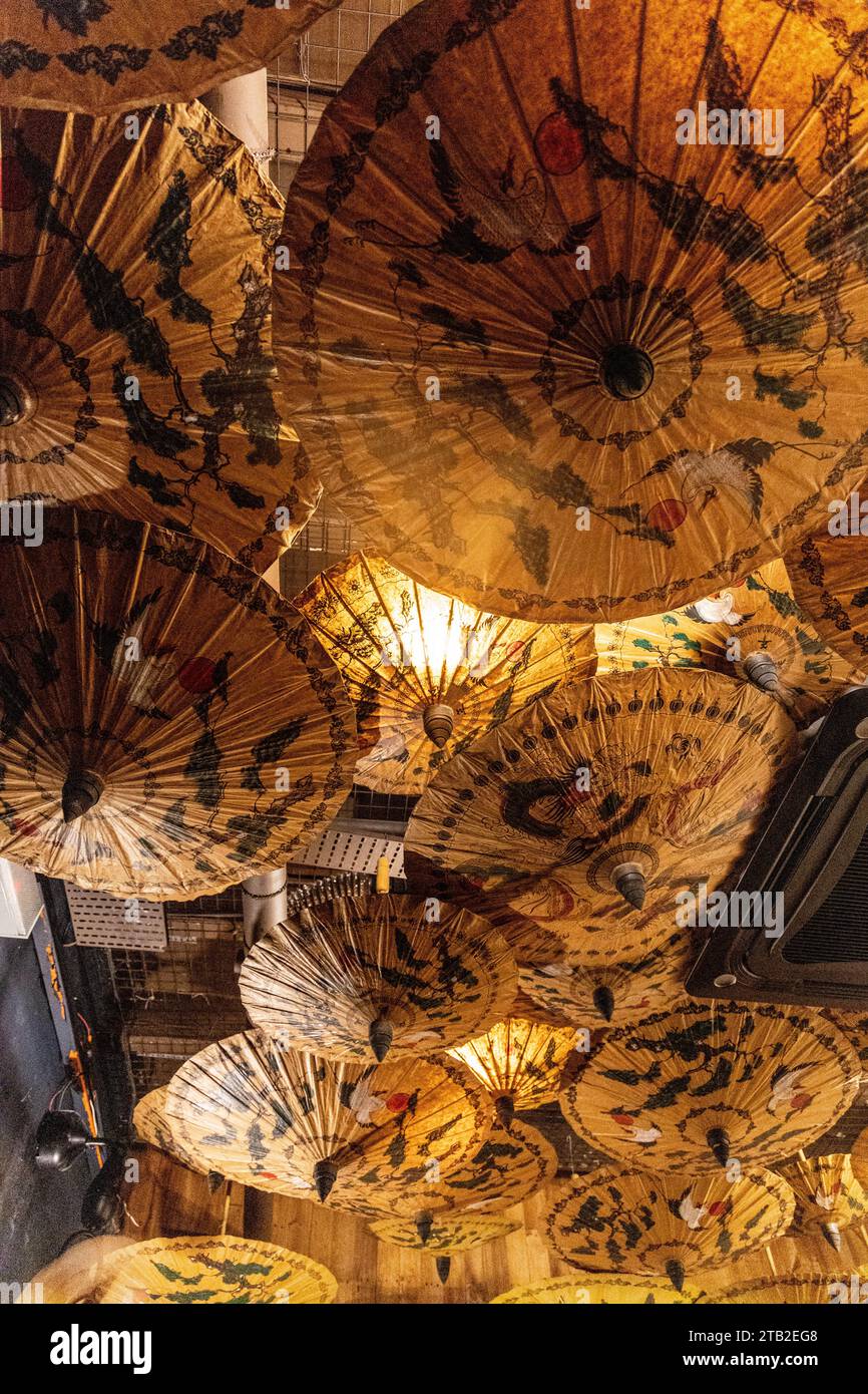 Dekorative asiatische Sonnenschirme an der Decke Stockfoto