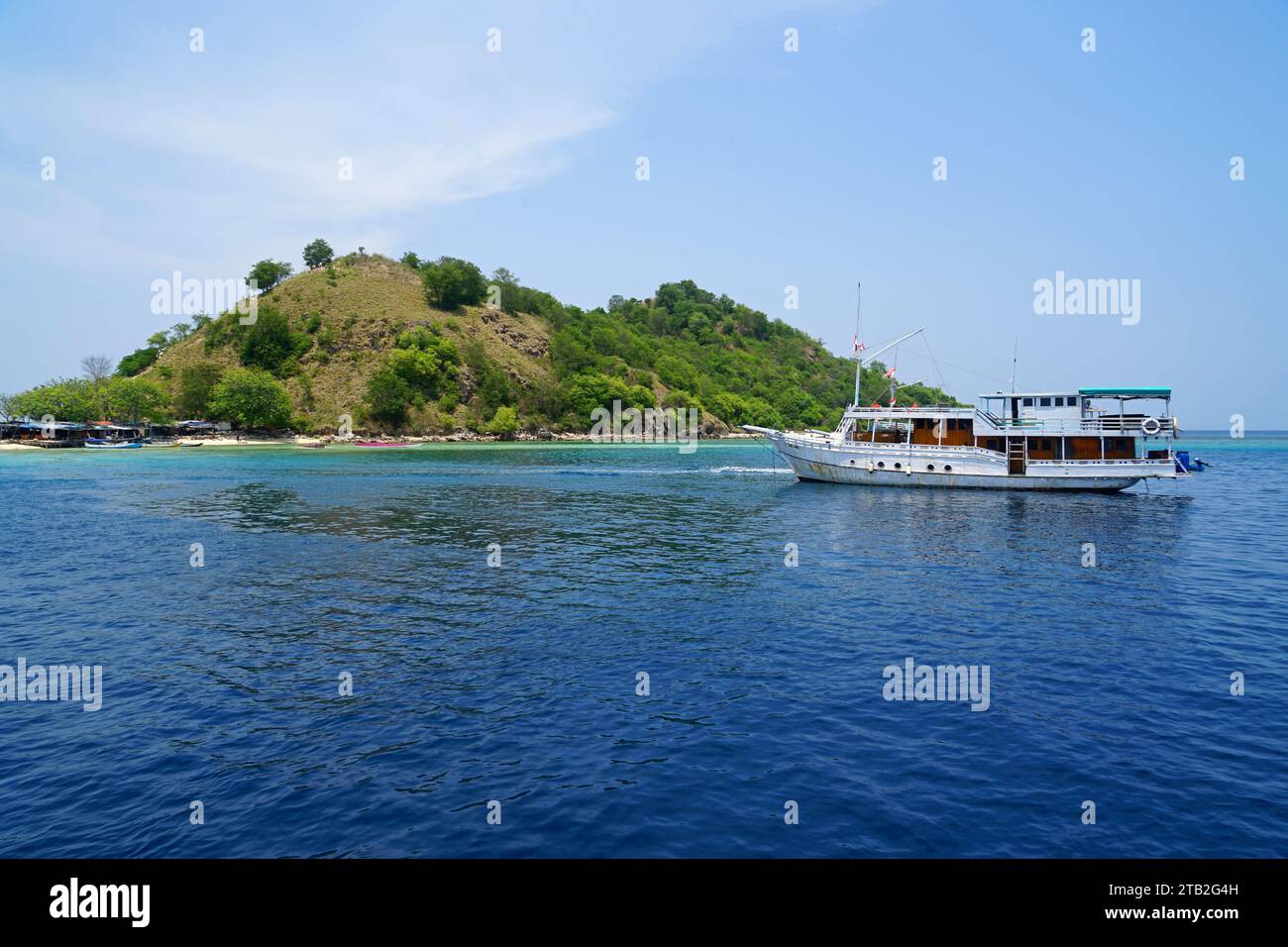 Kapal Pinisi Schiff auf Kelor Island, Labuan Bajo, Komodo Nationalpark, Flores, East Nusatenggara, Indonesien Stockfoto