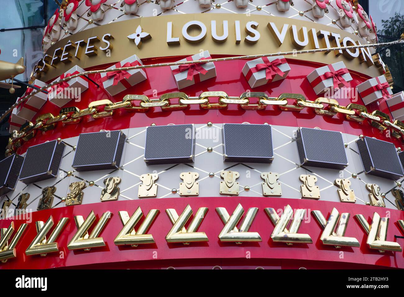 Details Nahaufnahme der Louis Vuitton Weihnachtsbaumdekoration für die Weihnachtszeit und die Stärkung des Markenbewusstseins für Luxus. Nov. 2023. Singapur. Stockfoto