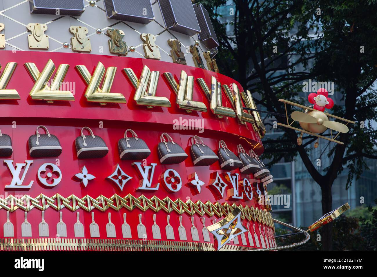 Details Nahaufnahme der Louis Vuitton Weihnachtsbaumdekoration für die Weihnachtszeit und die Stärkung des Markenbewusstseins für Luxus. November 2023, Singapur. Stockfoto