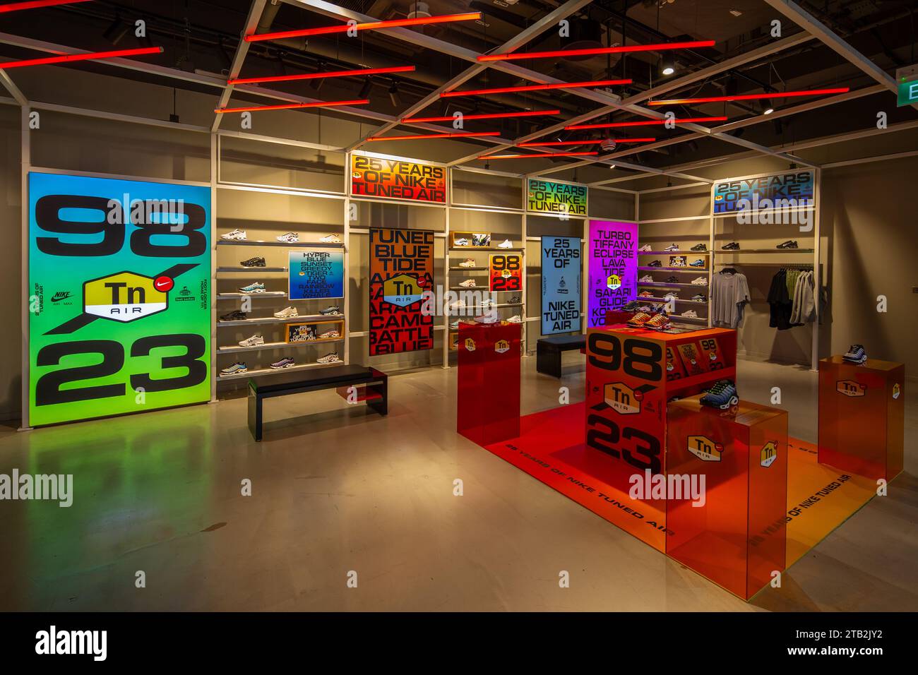 Die Innenausstattung der Nike Tuned Air Sneaker ist in verschiedenen Farben im Fußraum in Singapur zu sehen. Stockfoto