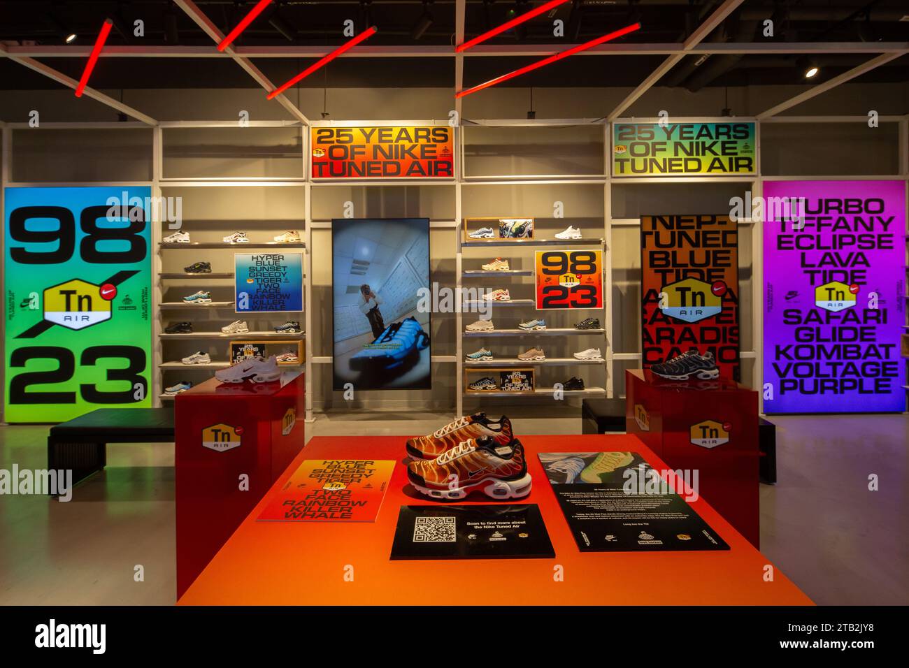 Innenansicht der Nike Tuned Air Sneakers in verschiedenen Farben im Fußraum in Singapur. Stockfoto