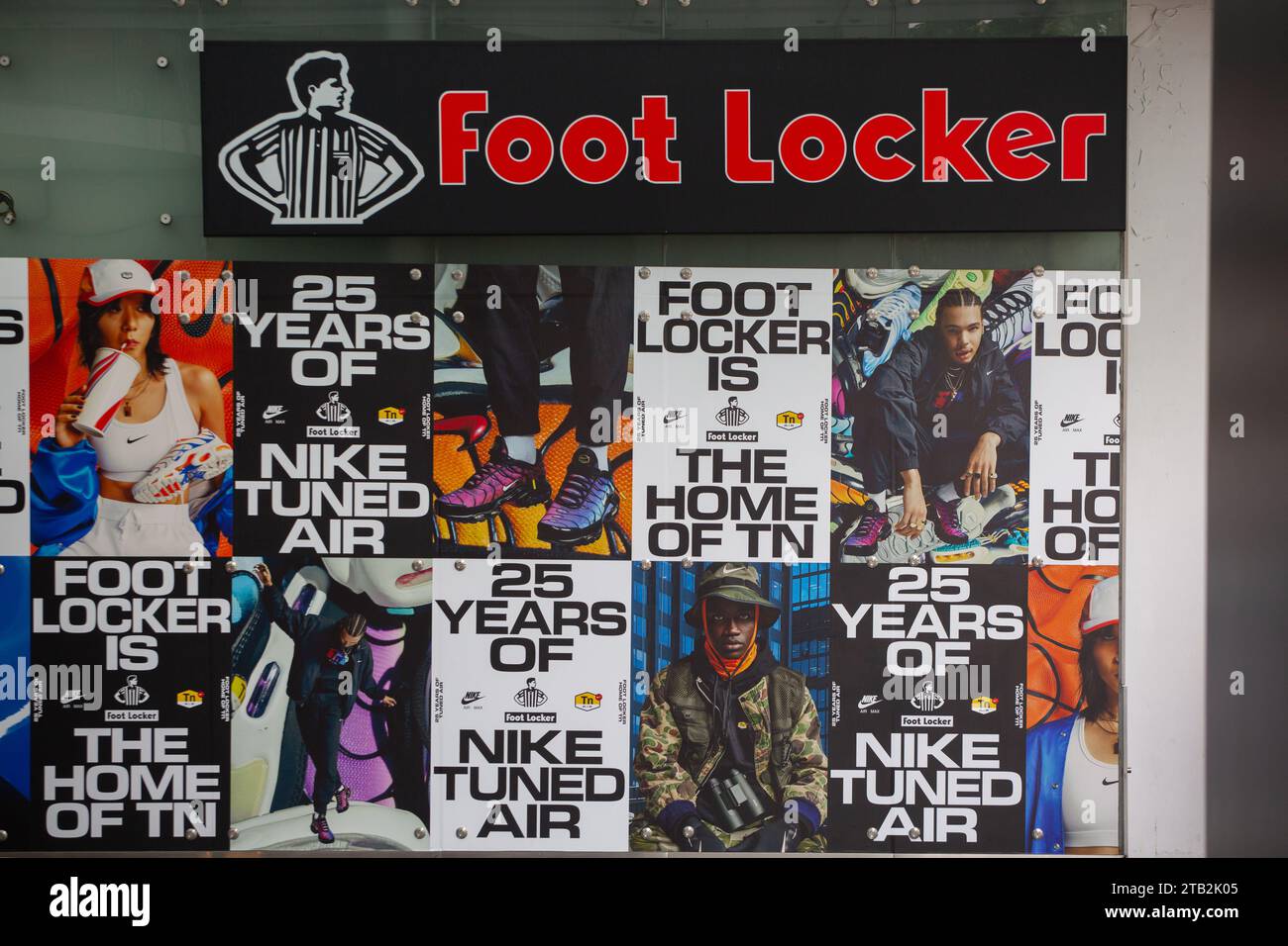 Das Fußfach wirbt 25 Jahre Nike Tuned Air mit einer Reihe von auffälligen Bilderwänden, die die Aufmerksamkeit der Öffentlichkeit auf sich ziehen. Singapur. Stockfoto